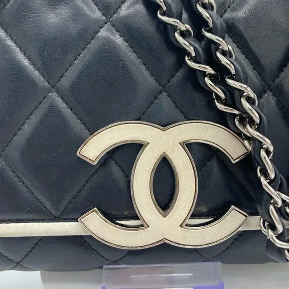 Chanel Divine Flap Handbag Black and White Quilted Leather - Picture 3 of 13